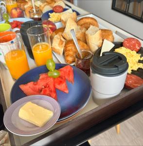 索雷德La villa des oliviers的桌上的早餐食品和饮料托盘