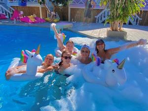 Khách lưu trú tại Slumber Party Beach Club and Resort Koh Phangan +33 ảnh