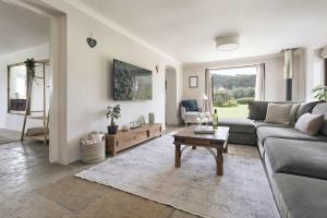 Posezení v ubytování Leavens Farmstead a Rural Lake District Retreat with Hot Tub