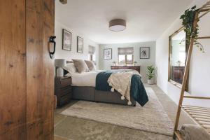 Postel nebo postele na pokoji v ubytování Leavens Farmstead a Rural Lake District Retreat with Hot Tub