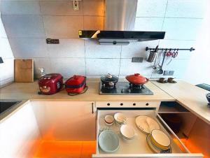 Kuchyň nebo kuchyňský kout v ubytování 龙湖高新天街店Loft房