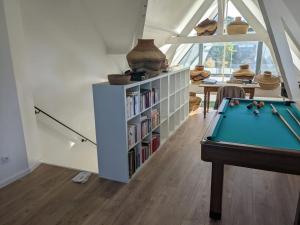 Zimmer mit Billardtisch und Bücherregal in der Unterkunft L' Évasion en plein air in Fontenay-sur-Loing