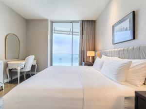 Postel nebo postele na pokoji v ubytování Magnolias Ratchadamri Boulevard Serviced Residences