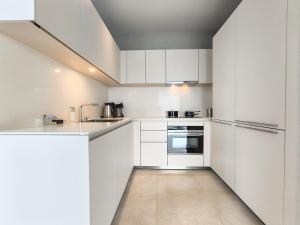 Kuchyň nebo kuchyňský kout v ubytování Magnolias Ratchadamri Boulevard Serviced Residences