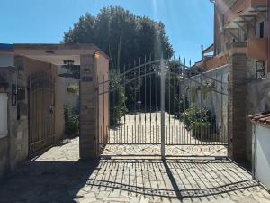 una entrada a una puerta de una casa en Cla House, en Assemini