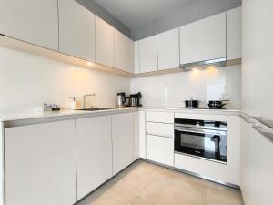 Kuchyň nebo kuchyňský kout v ubytování Magnolias Ratchadamri Boulevard Serviced Residences