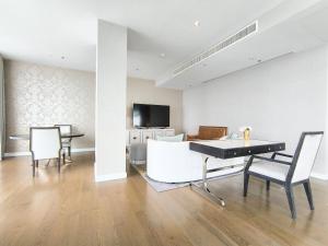 TV a/nebo společenská místnost v ubytování Magnolias Ratchadamri Boulevard Serviced Residences