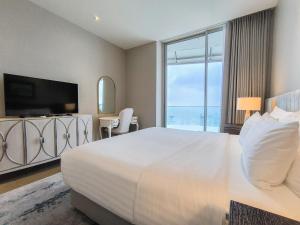 Postel nebo postele na pokoji v ubytování Magnolias Ratchadamri Boulevard Serviced Residences