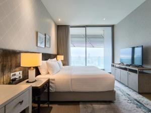 Postel nebo postele na pokoji v ubytování Magnolias Ratchadamri Boulevard Serviced Residences