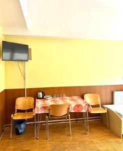 Televízia a/alebo spoločenská miestnosť v ubytovaní Hostel Nuove Frontiere