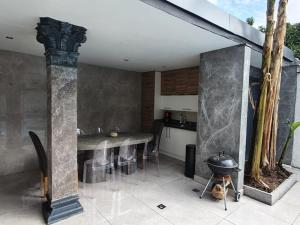 Nhà bếp/bếp nhỏ tại Belle VILLA sur PESSAC , 6 chambres avec piscine, hammam et sauna
