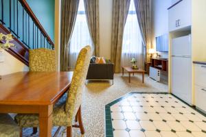 Χώρος καθιστικού στο Beauty in the CBD - 1bed Free Parking Pool