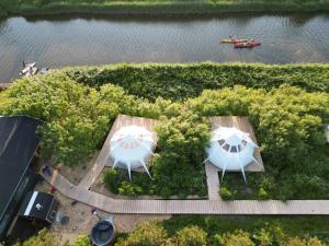 TåbelにあるAgger Glamping - Klithedenの2つの傘がある公園の俯瞰図 +4枚の写真