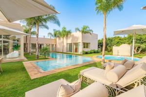 Bazén v ubytování Villa Bahamas , Luxe et élégance & piscine Chauffée, jacuzzi nebo v jeho okolí