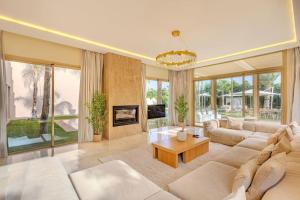 TV a/nebo společenská místnost v ubytování Villa Bahamas , Luxe et élégance & piscine Chauffée, jacuzzi