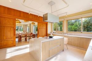 Kuchyň nebo kuchyňský kout v ubytování Villa Bahamas , Luxe et élégance & piscine Chauffée, jacuzzi