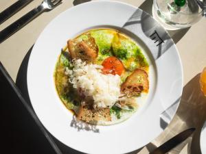 Comida no hotel ou em algum lugar perto