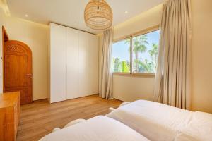 Postel nebo postele na pokoji v ubytování Villa Bahamas , Luxe et élégance & piscine Chauffée, jacuzzi + 70 fotografií