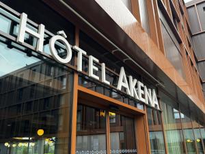 セリにあるHôtel AKENA Serris - Val d'Europeの建物脇の看板