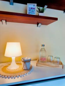 stół z lampką i butelką w obiekcie Habitación en el corazón de Alicante con vista Jardín w Alicante