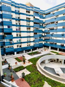 duży niebiesko-biały budynek z dziedzińcem w obiekcie Habitación en el corazón de Alicante con vista Jardín w Alicante