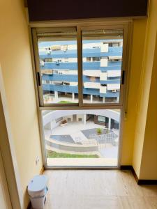 okno w pokoju z widokiem na budynek w obiekcie Habitación en el corazón de Alicante con vista Jardín w Alicante +6 zdjęć