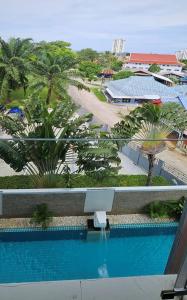 an overhead view of a swimming pool with palm trees at Апартаменты с видом на море на Карон Бич А 409 in Karon Beach