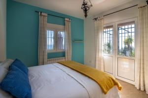 A bed or beds in a room at House of the Rising Sun