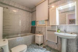 A bathroom at House of the Rising Sun