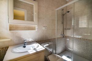 A bathroom at House of the Rising Sun