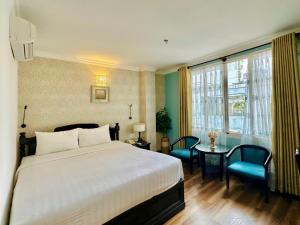 Postel nebo postele na pokoji v ubytování Sunrise Central Hotel