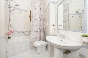 ローマにあるSanta Maria Maggiore Houseのバスルーム(洗面台、トイレ、シャワー付)