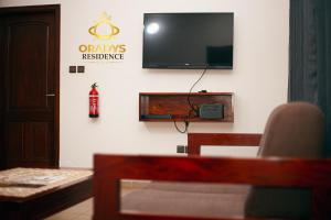 SanguéraにあるORADYS Residenceの壁にテレビが掛かっているリビングルーム