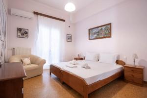 une chambre avec un lit, un canapé et une chaise dans l'établissement Vintage Charm Apt near Centre, à Héraklion