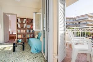 - un salon avec un lit et un balcon dans l'établissement Vintage Charm Apt near Centre, à Héraklion