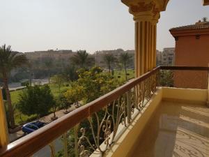 Balkón nebo terasa v ubytování 3BR Cosy Apartment near 5A, New Cairo Families Only