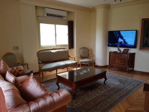 TV a/nebo společenská místnost v ubytování 3BR Cosy Apartment near 5A, New Cairo Families Only
