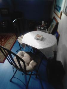 a table with two chairs and a table with a white table cloth at Happy days in Spézet