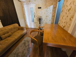アレクサンドリアにあるDowntown simple apartment - families onlyの木製のテーブルとソファのあるリビングルーム