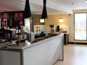Příslušenství pro přípravu čaje a kávy v ubytování ibis Newcastle