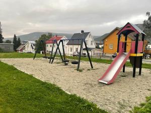 Zona de joacă pentru copii de la Centrally located apartment with 2 bedrooms and free parking