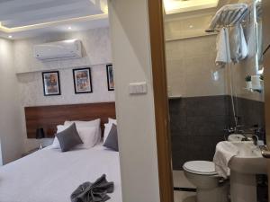 カイロにあるswiss hotel downtownのベッドルーム1室(ベッド1台付)、バスルーム(シンク付) +37枚の写真
