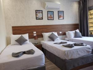 Postel nebo postele na pokoji v ubytování swiss hotel downtown