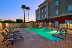 Bazén v ubytování Hampton Inn & Suites Ridgecrest nebo v jeho okolí