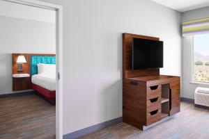 TV a/nebo společenská místnost v ubytování Hampton Inn & Suites Ridgecrest