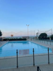 een groot zwembad met een bord ervoor bij Apartament Mare e Sole z basenem i przy plaży in Marotta