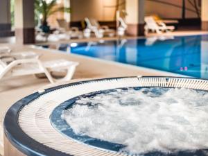 Bazén v ubytování Dosłońce Resort Wellness & Farm nebo v jeho okolí