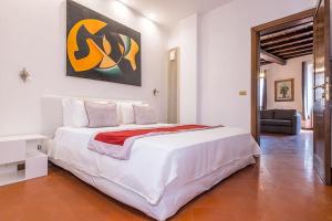 Un dormitorio con una gran cama blanca en una habitación. en ht vicolo 6 bilo, en Roma