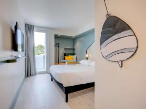 Postel nebo postele na pokoji v ubytování ibis Styles Arcachon Gujan Mestras
