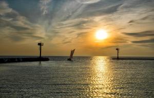 un velero en el agua con la puesta de sol en Beautiful Apartment In Jastarnia, en Jastarnia 9 fotos más